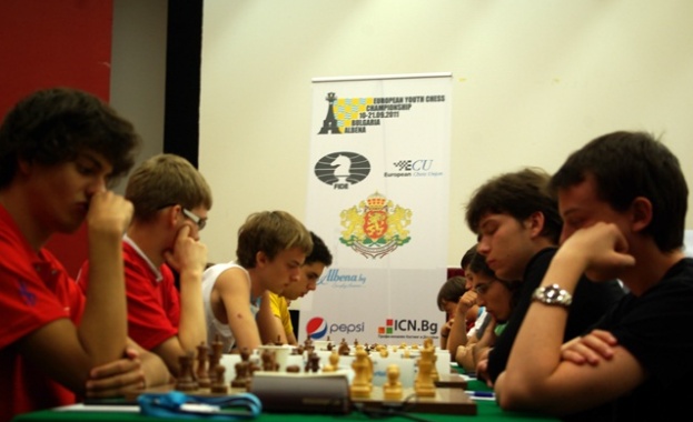 България се представя най-силно при 8 и 12-годишните след третия кръг на европейските индивидуални първенства по шахмат