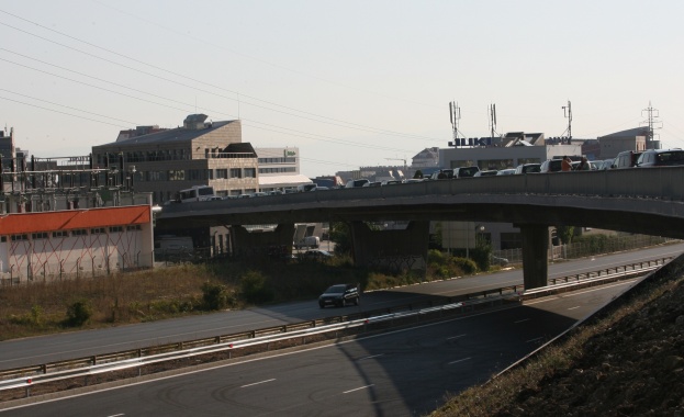 Мокри и частично заледени участъци по магистралите