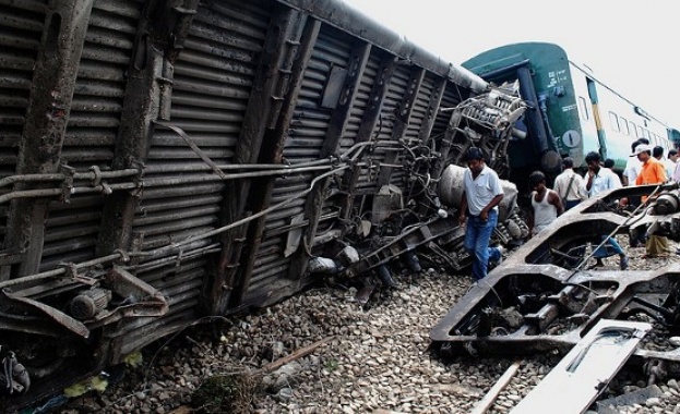 Катастрофа на два влака в Индия отне 15 живота 