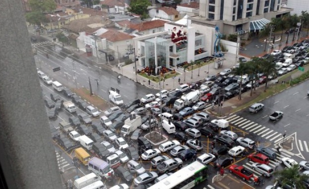 Над 300 автомобила се сблъскаха на магистрала в Бразилия