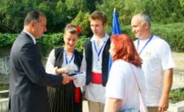 Над 300 самодейци демонстрират непреходната красота на фолклора си