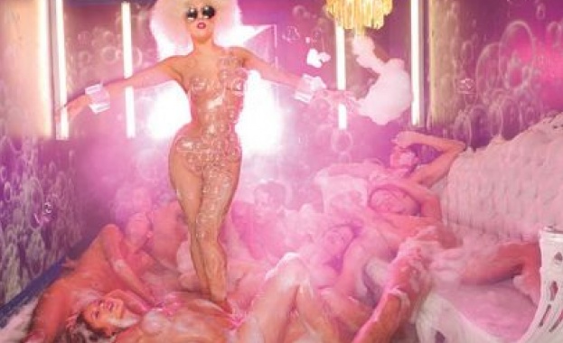 Лейди Гага попя от покрива на британски мол  