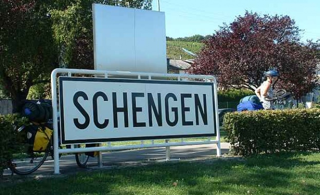 Медиафакс: Франция и Германия за поетапно приемане на България и Румъния в Шенген