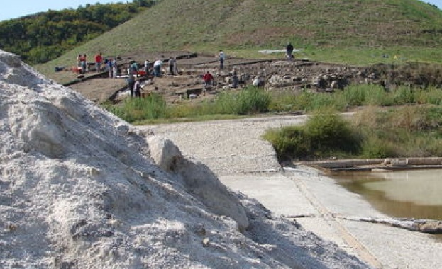 Археолози откриха гроб на младеж край Провадия