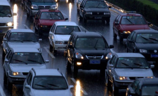 Блокирано е движението по бул. между румънското посолство и зала Универсиада в София  