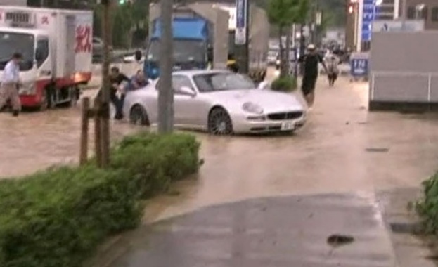 Тайфунът „Роке” парализира Токио 