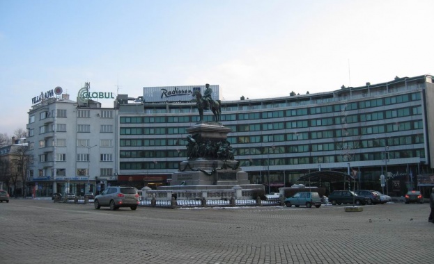 Кола се заби в паметника на Цар Освободител на жълтите павета 