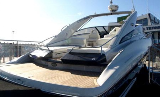 Трима младежи разбиха яхта и си спретната истинско пиршество на нея 