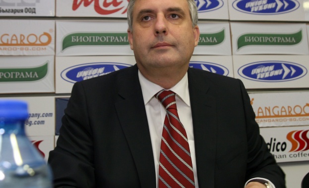 Калфин призова Борисов да спре да ходи на мачове и да обясни какво е направил за 10 години за ромите