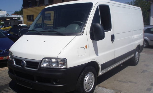 Два специализирани микробуса получи училището за деца с намалено зрение