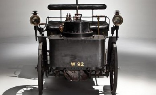 Продават най-стария работещ автомобил в света на търг