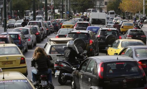 Гръцката армия ще чисти тоновете боклук по улиците на Атина 