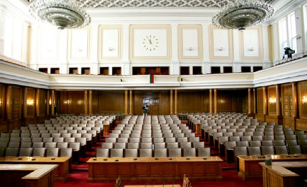 Депутатите решават заседанията си по време на изборите на 23 октомври 
