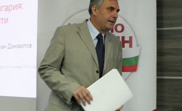 Калфин: Не трябва да се допуска политизация на Българската армия