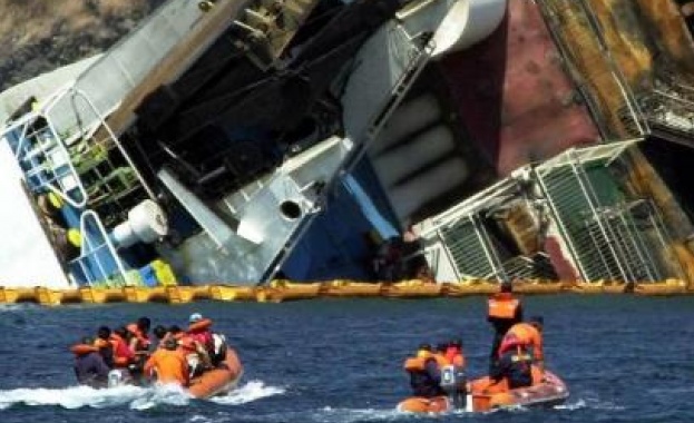 Най-малко осем души са загинали на Филипините на подпалил се ферибот 