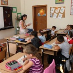 Мис България 2011 чете приказки на първолаци