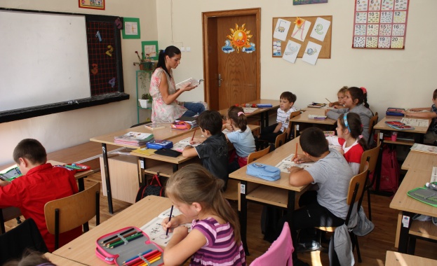 Мис България 2011 чете приказки на първолаци