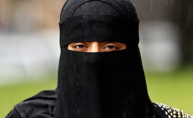 Глобиха жена, носеща Бурка в Брюксел