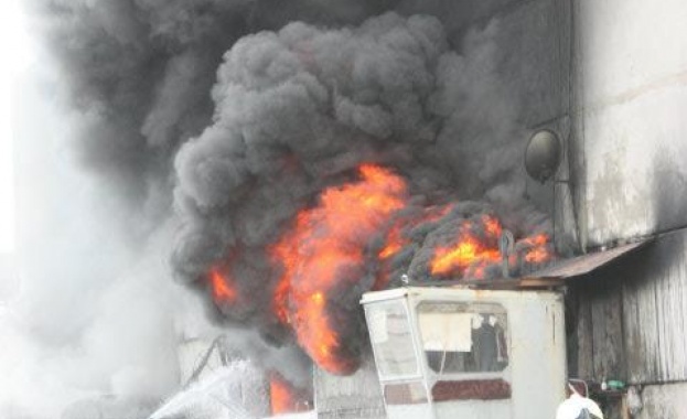 Потушиха пожара в складовете на "Блу Поийнт"