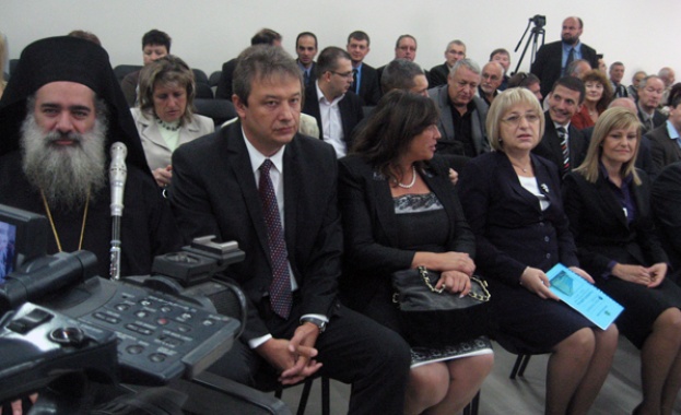 Цачева сред официалните гости на откриването на академичната година в Перник 