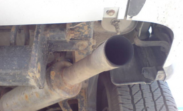 Хванаха мъж, докато се опитва да напълних ауспух на кола с монтажна пяна 