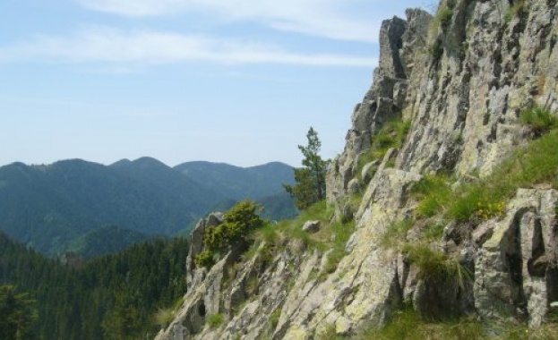 Спасиха 53 - годишен мъж, заклещен в скала 