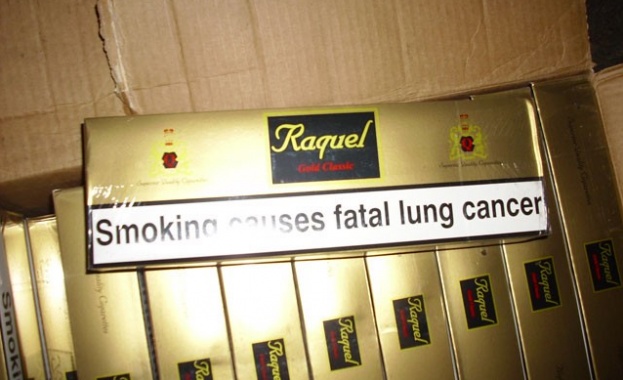 Контрабандни цигари на регистратурата в болницата в Своге откриха митническите служители