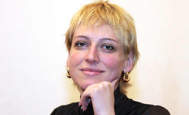 Петя Раева дарява компютър на Сдружението за борба с рака на гърдата и рака на шийката на матката