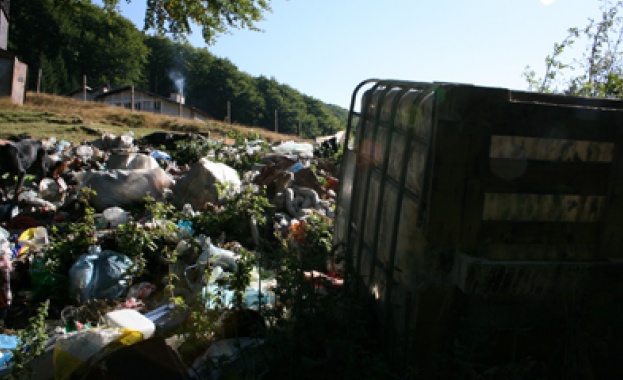 Почистват незаконните сметища в Бургас