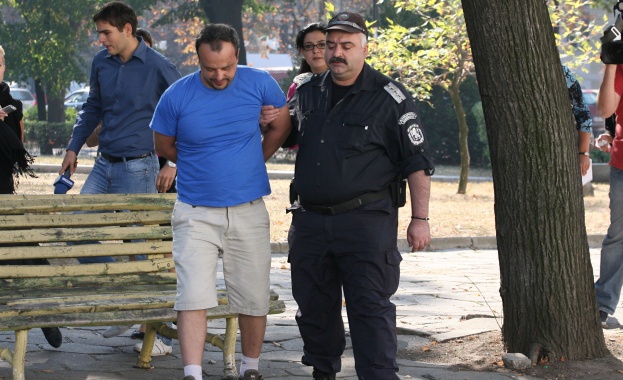 Хвърлиха димка пред парламента