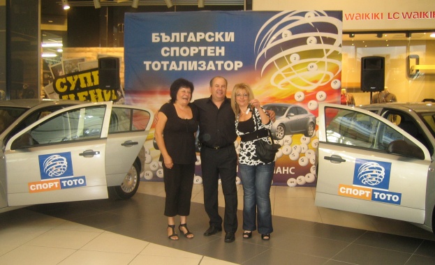 Две дами от Бургас с нови автомобили от играта „Втори ТОТО шанс"