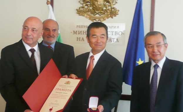 Митко Тодоров връчи наградата "Златен век" на японския скулптор Масаджи Асага