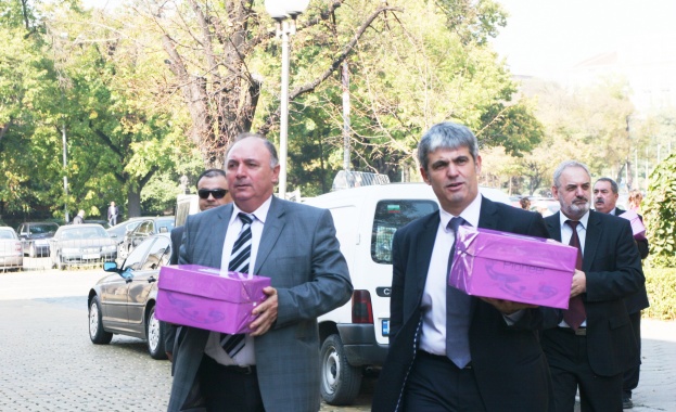 КНСБ внесе в парламента 100 000 подписа в зашита на трудовите права