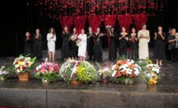 Пред стотици зрители театрална школа „Юлия Огнянова" представи една от най-силните си пиеси