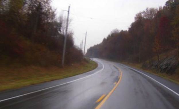 Пътищата са проходими, на места мокри заради дъжд или снеговалеж    