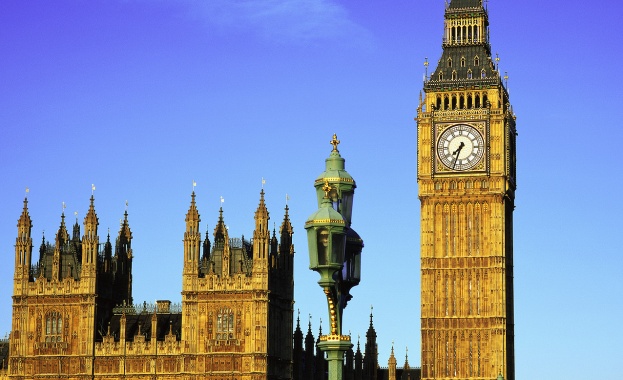 Уволниха британски депутат заради ергенско парти с нацистки костюми 