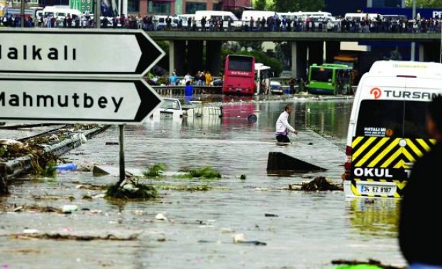 Турция: Проливните дъждове и калните потоци отнеха живота на осем души 