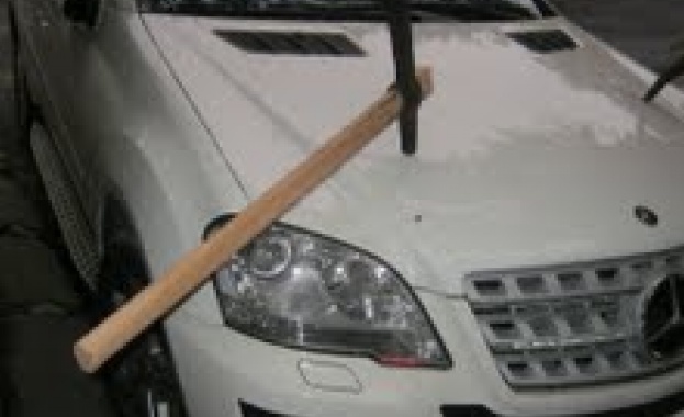 Забиха две кирки в бургаски "Мерцедес"