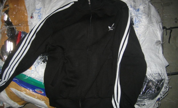 Митничари спряха контрабанда на близо 2000 панталони, ризи, рокли, сака, якета  