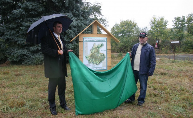 "Райфайзен" финансира изграждането на екопътека към скалните манастири на Шуменското плато