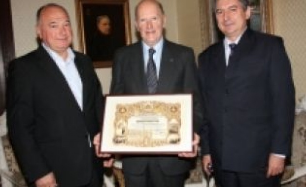 Цар Симеон ІІ получи медал в чест на 125-ата годишнина на 9-ти пехотен полк на Княгиня Клементина