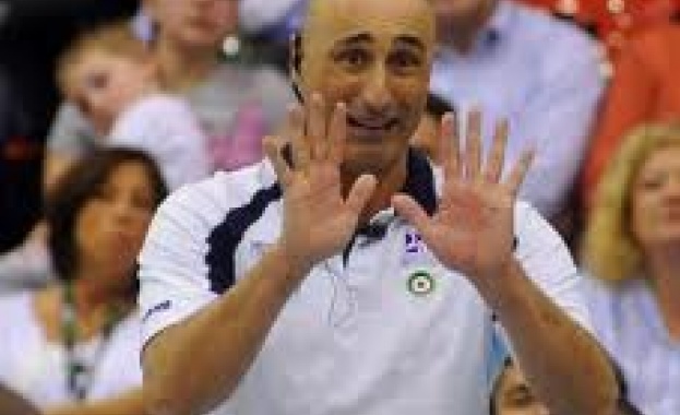 Марчело Абонданца пое женските ни волейболни национали