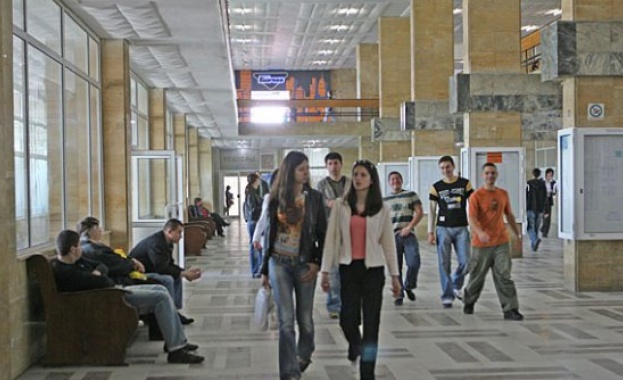 Първите магистри по национална и международна сигурност в УНСС защитиха успешно дипломите си  