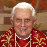 Бенедикт XVI запали коледно дърво с таблет  