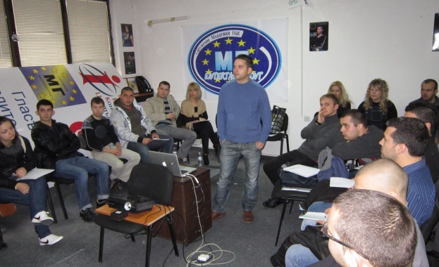 Младежи организираха семинар за новите технологии