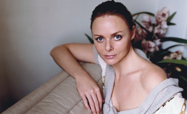 Стела Маккартни с парфюм в памет на майка си  