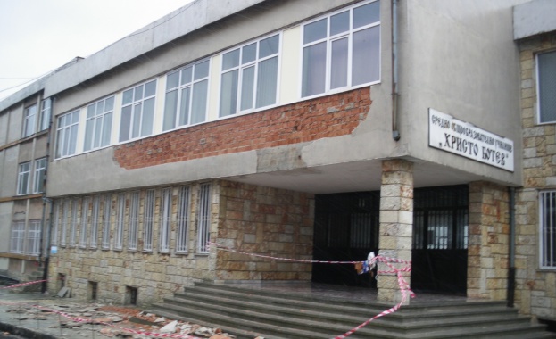 Падна мазилката на училището в Балчик 
