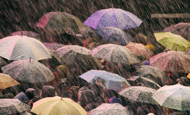 Остава влошена обстановката в Сливен вследствие на силния вятър и дъжд