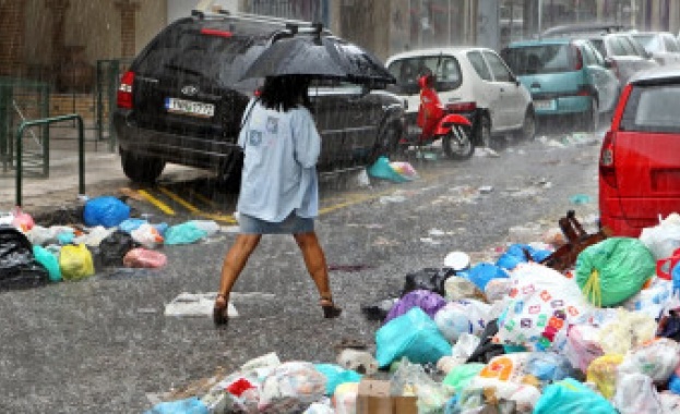 Атина затрупана с тонове боклук заради стачките 