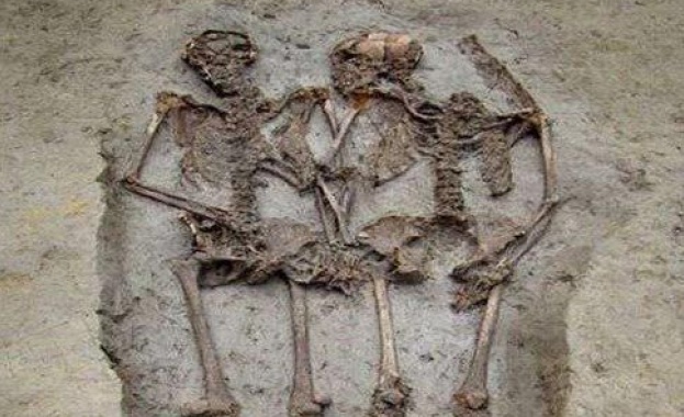 Археолози откриха скелети на мъж и жена, държащи се за ръце